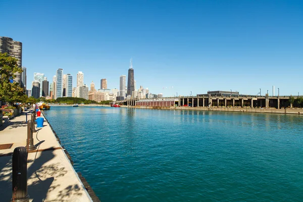 芝加哥市中心密歇根湖上的海军码头 — 图库照片