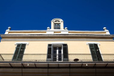 New Orleans, Louisiana 'nın popüler Fransız Mahallesi' nin klasik mimarisi.