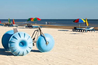 su bisikletler ve koltuklar ile biloxi, mississippi Gulf coast beach.
