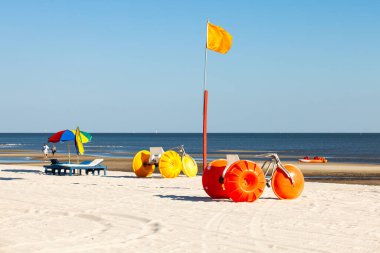 su bisikletler ve koltuklar ile biloxi, mississippi Gulf coast beach.