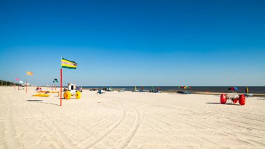 su bisikletler ve koltuklar ile biloxi, mississippi Gulf coast beach.