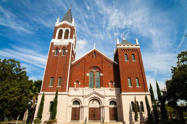 Houston, Teksas ABD - 19 Ekim 2010: Popüler Heights mahallesindeki All Saints Katolik Kilisesi 'nin güzel mimarisi