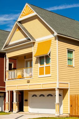 Houston, Teksas ABD - 19 Ekim 2010: Merkezi Heights semtindeki modern yeni inşa ahşap Viktorya tarzı ev