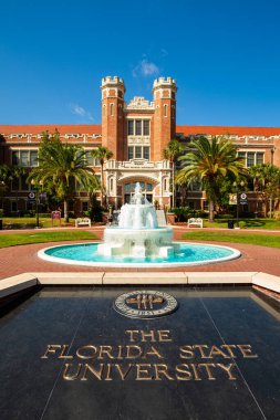 Tallahassee, Florida USA - 13 Ekim 2010: Florida Eyalet Üniversitesi yönetim binasının klasik kırmızı tuğla mimarisi.