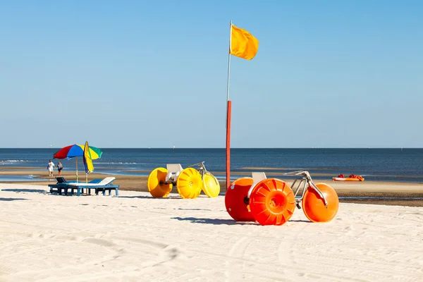 密西西比州的比洛克西与水三轮车和躺椅的海湾 海岸沙滩 — 图库照片
