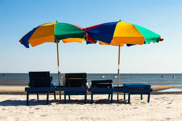 密西西比州毕罗西湾海滩 有躺椅 — 图库照片