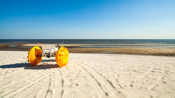 Gulf Coast Beach Biloxi Mississippi Water Tricycles Lounge Chairs — Stock Photo, Image