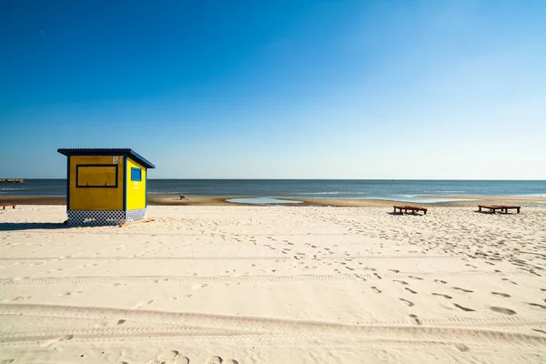 Gulf Coast Beach Biloxi Mississippi Med Vatten Trehjulingar Och Solstolar — Stockfoto