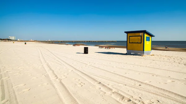 Gulf Coast Beach Biloxi Mississippi Med Vatten Trehjulingar Och Solstolar — Stockfoto