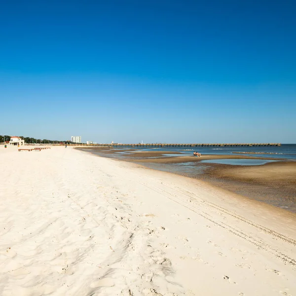 Gulf Coast Beach Biloxi Mississippi Med Vatten Trehjulingar Och Solstolar Stockbild