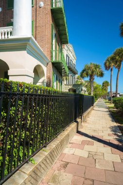 Güney Carolina, Charleston 'daki tarihi Fransız Mahallesi' nde güzel bir klasik mimari.