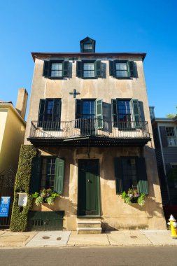 Charleston, Güney Carolina ABD - 9 Ekim 2013: Fransız Mahallesi 'ndeki tarihi bir evin güzel klasik mimarisi