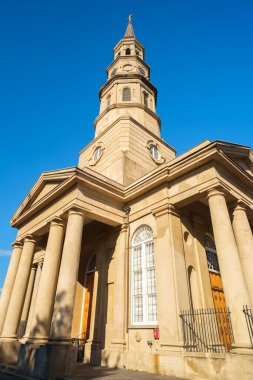 Charleston, Güney Carolina ABD - 9 Ekim 2013: Kilise Caddesi 'ndeki tarihi Saint Philips Episcopal Kilisesi' nin güzel mimarisi