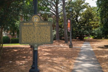 Macon, Georgia USA - 16 Haziran 2023: Bu küçük güney kasabasındaki Mercer Üniversitesi 'ne giriş işareti