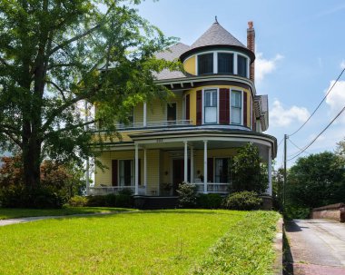 Macon, Georgia USA - 16 Haziran 2023: College Caddesi 'ndeki bu küçük güney kasabasında güzel bir klasik Viktorya tarzı ev