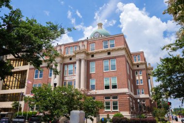 Macon, Georgia USA - 16 Haziran 2023: Tarihi şehir merkezinde klasik mimariyle şehir manzarası
