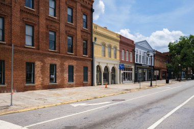 Macon, Georgia USA - 16 Haziran 2023: Tarihi şehir merkezinde klasik mimariyle şehir manzarası