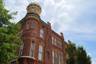 Macon, Georgia USA - 16 Haziran 2023: Tarihi şehir merkezinde klasik mimariyle şehir manzarası