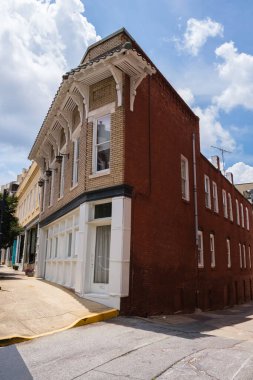 Macon, Georgia 'daki tarihi şehir merkezinde klasik mimariyle şehir manzarası.