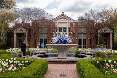 Atlanta, Georgia ABD - 23 Mart 2024: Piedmont Park 'taki Atlanta Botanik Bahçesi ve Mershon Salonu