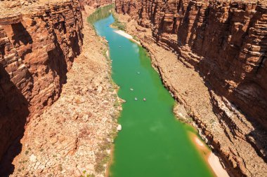 Arizona 'daki Mermer Kanyon' da yüzen ziyaretçilerin olduğu tarihi Colorado Nehri.