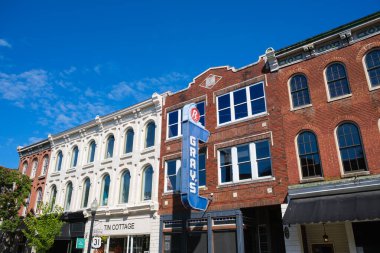 Franklin, Tennessee USA - 11 Ağustos 2025: Nashville yakınlarındaki bu popüler küçük kasabanın tarihi şehir merkezinde ana cadde boyunca klasik mimariyle şehir manzarası