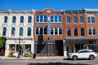 Franklin, Tennessee USA - 11 Ağustos 2025: Nashville yakınlarındaki bu popüler küçük kasabanın tarihi şehir merkezinde ana cadde boyunca klasik mimariyle şehir manzarası