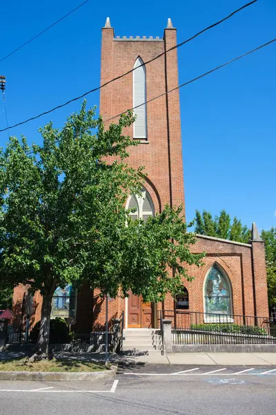 Franklin, Tennessee USA - 11 Ağustos 2025: Nashville yakınlarındaki bu küçük ve popüler kasabanın tarihi şehir merkezinde ana cadde boyunca küçük bir kilise bulunan şehir manzarası