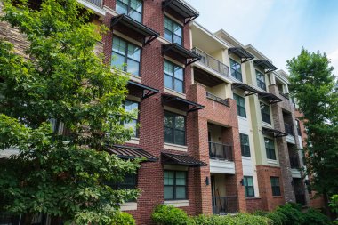 Brentwood, Tennessee 'deki tipik tuğla cephe bina kompleksi