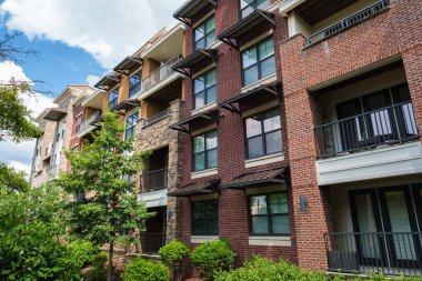 Brentwood, Tennessee 'deki tipik tuğla cephe bina kompleksi