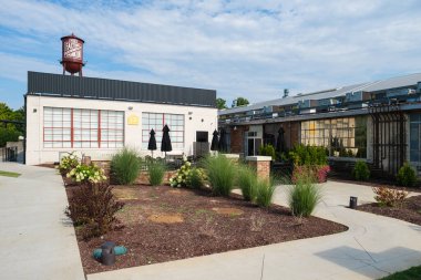 Franklin, Tennessee USA - 20 Ağustos 2025: Nashville yakınlarındaki bu küçük kasabanın tarihi şehir merkezindeki ana cadde boyunca dükkanları ve restoranları olan şehir manzarası