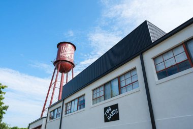 Franklin, Tennessee USA - 20 Ağustos 2025: Nashville yakınlarındaki bu küçük kasabanın tarihi şehir merkezindeki ana cadde boyunca dükkanları ve restoranları olan şehir manzarası