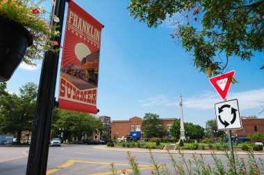 Franklin, Tennessee USA - 20 Ağustos 2025: Nashville yakınlarındaki tarihi şehir merkezinde ana cadde boyunca şehir tabelaları