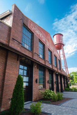 Franklin, Tennessee USA - 20 Ağustos 2025: Nashville yakınlarındaki bu küçük kasabanın tarihi şehir merkezindeki ana cadde boyunca dükkanları ve restoranları olan şehir manzarası