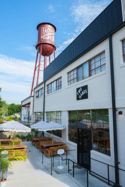 Franklin, Tennessee USA - 20 Ağustos 2025: Nashville yakınlarındaki bu küçük kasabanın tarihi şehir merkezindeki ana cadde boyunca dükkanları ve restoranları olan şehir manzarası