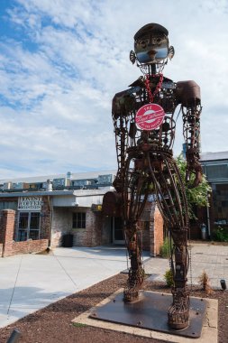 Franklin, Tennessee USA - 20 Ağustos 2025: Nashville yakınlarındaki bu küçük kasabanın tarihi şehir merkezindeki ana cadde boyunca dükkanları ve restoranları olan şehir manzarası