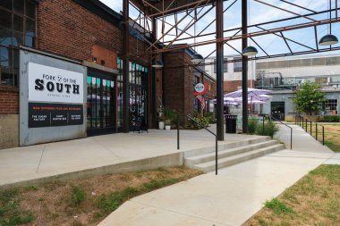 Franklin, Tennessee USA - 20 Ağustos 2025: Nashville yakınlarındaki bu küçük kasabanın tarihi şehir merkezindeki ana cadde boyunca dükkanları ve restoranları olan şehir manzarası