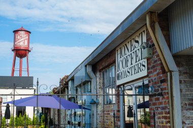 Franklin, Tennessee USA - 20 Ağustos 2025: Nashville yakınlarındaki bu küçük kasabanın tarihi şehir merkezindeki ana cadde boyunca dükkanları ve restoranları olan şehir manzarası