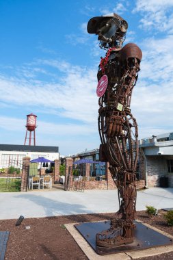 Franklin, Tennessee USA - 20 Ağustos 2025: Nashville yakınlarındaki bu küçük kasabanın tarihi şehir merkezindeki ana cadde boyunca dükkanları ve restoranları olan şehir manzarası