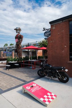 Franklin, Tennessee USA - 20 Ağustos 2025: Nashville yakınlarındaki bu küçük kasabanın tarihi şehir merkezindeki ana cadde boyunca dükkanları ve restoranları olan şehir manzarası