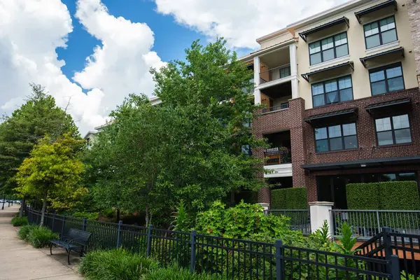 Brentwood, Tennessee 'deki tipik tuğla cephe bina kompleksi