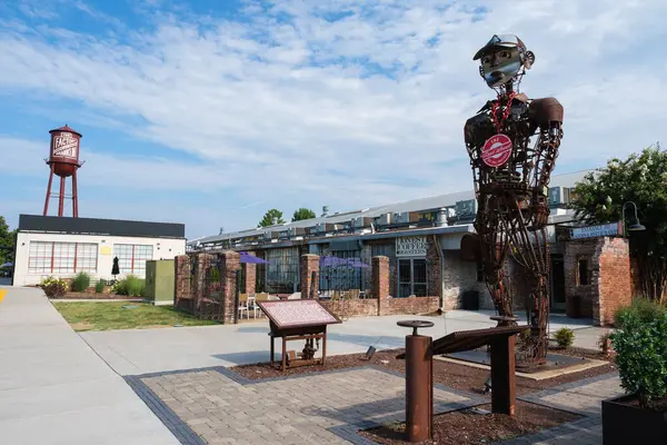 Franklin, Tennessee USA - 20 Ağustos 2025: Nashville yakınlarındaki bu küçük kasabanın tarihi şehir merkezindeki ana cadde boyunca dükkanları ve restoranları olan şehir manzarası