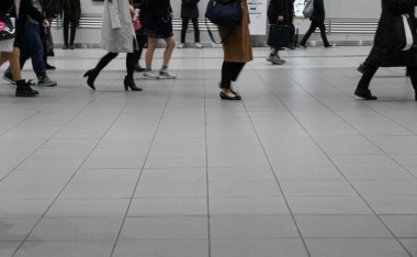 İnsanlar yürürken, bir kalabalık.