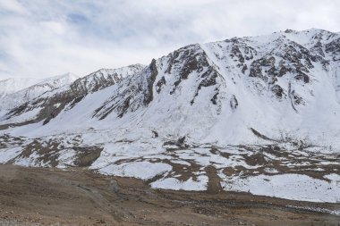 Karla kaplı taşlar ve mavi gökyüzü.