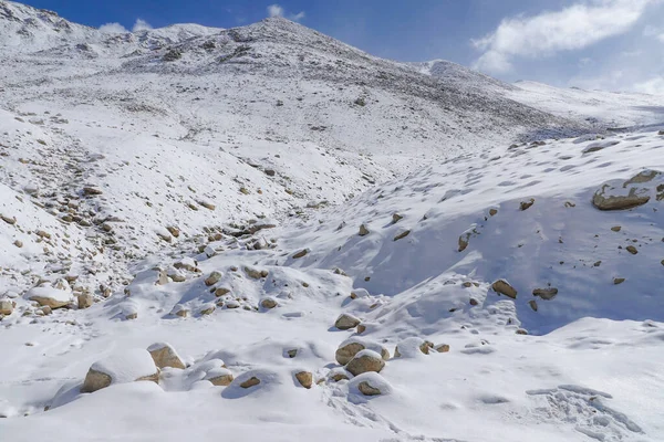 雪に覆われた石と青空 — ストック写真