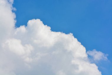 Mavi gökyüzünde bulut.