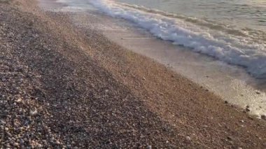 Sahilde hareket eden dalgalar..