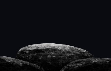 Koyu siyah arka planda taş podyum.