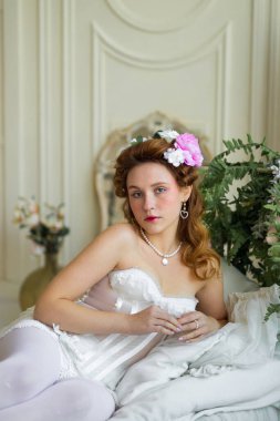 Beyaz elbiseli, bir buket çiçekli güzel bir gelin.