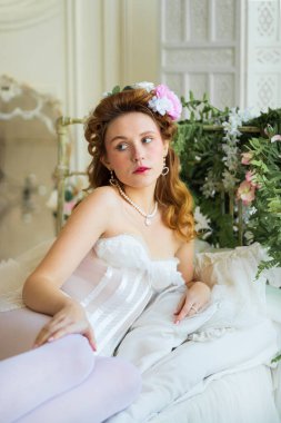 Bir buket çiçekli beyaz elbiseli güzel bir gelin.